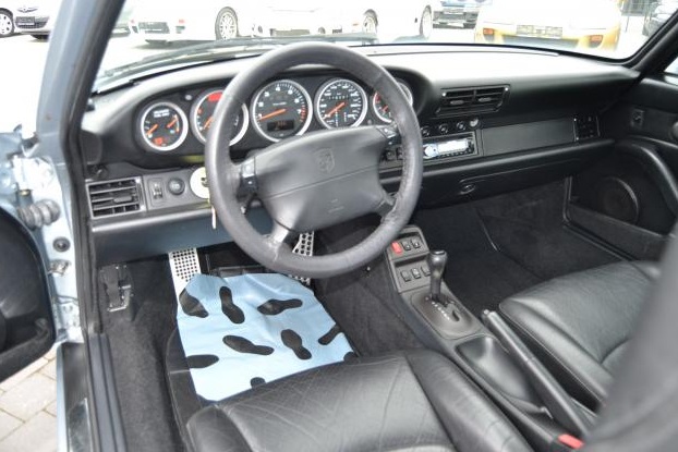 Left hand drive car PORSCHE 911 993 (01/06/199) - 